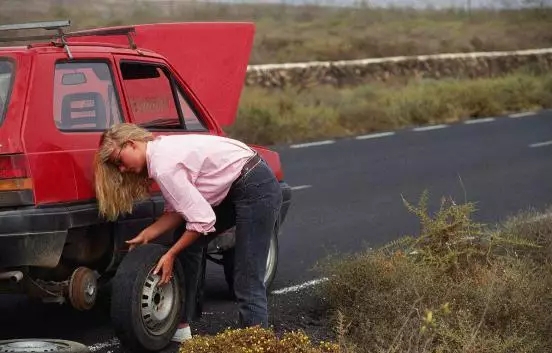 汽車(chē)爆胎怎么辦？你應該知道的換胎知識！