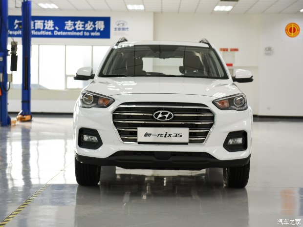 車(chē)尾部采用了分層式的設計，特別是碩大的裝飾板同樣營(yíng)造出“硬派”的感覺(jué)，此外隱藏式的排氣管使尾部看起來(lái)很飽滿(mǎn)。