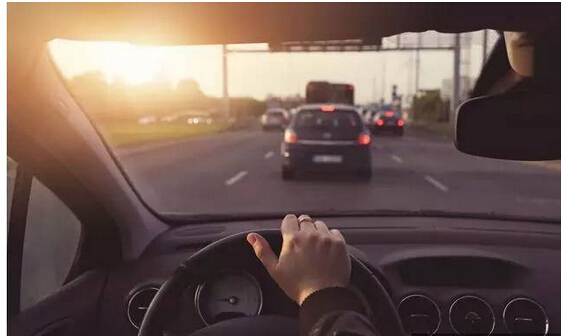 假如你開(kāi)車(chē)時(shí)爆胎了，你知道該怎么打方向盤(pán)嗎？多學(xué)點(diǎn) 沒(méi)壞處！