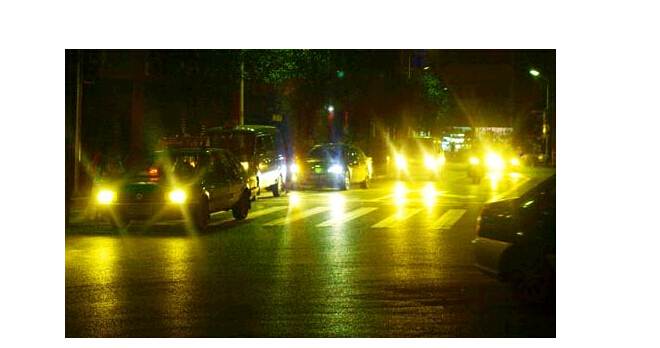 夜晚開(kāi)車(chē)，小心穿了隱身衣的黑衣女子，會(huì )吃人！