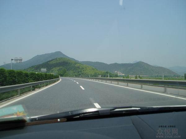 高速上前方出現一塊石頭，你會(huì )怎么做？